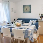 Blue Bay Apartment *
